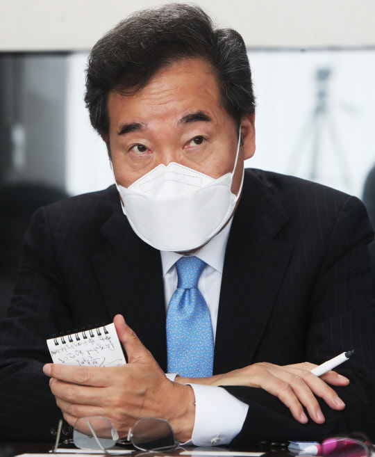 민주당 대선 경선 주자인 이낙연 전 대표가 지난 7일 경기도 성남시의 한 여행사 사무실에서 관광업 종사자들과 간담회를 하고 있다. 연합뉴스